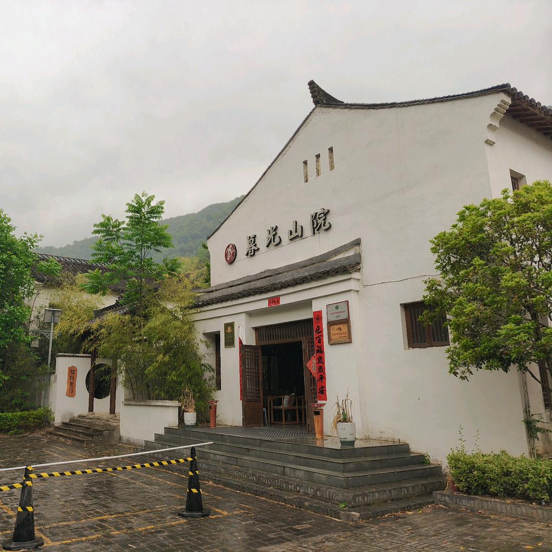 守护45间金丝峡暮光山院民宿的小梁