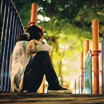 强颜欢笑，尽是伤