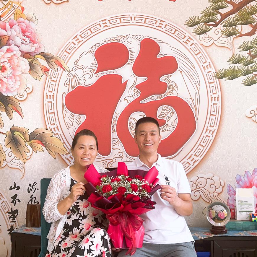 来哥夫妻一家人