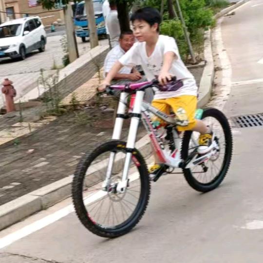 一个喜欢唱歌的人。