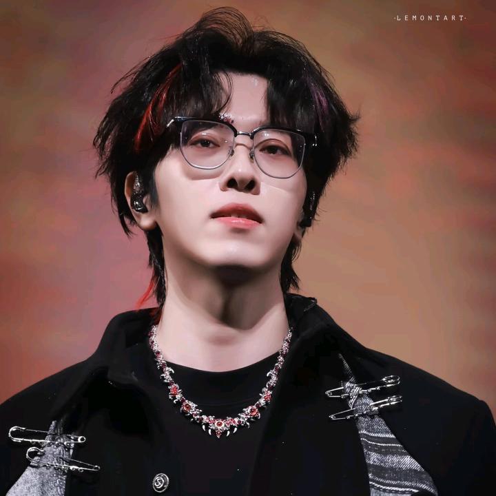 紫色的外星人有一只皮卡丘