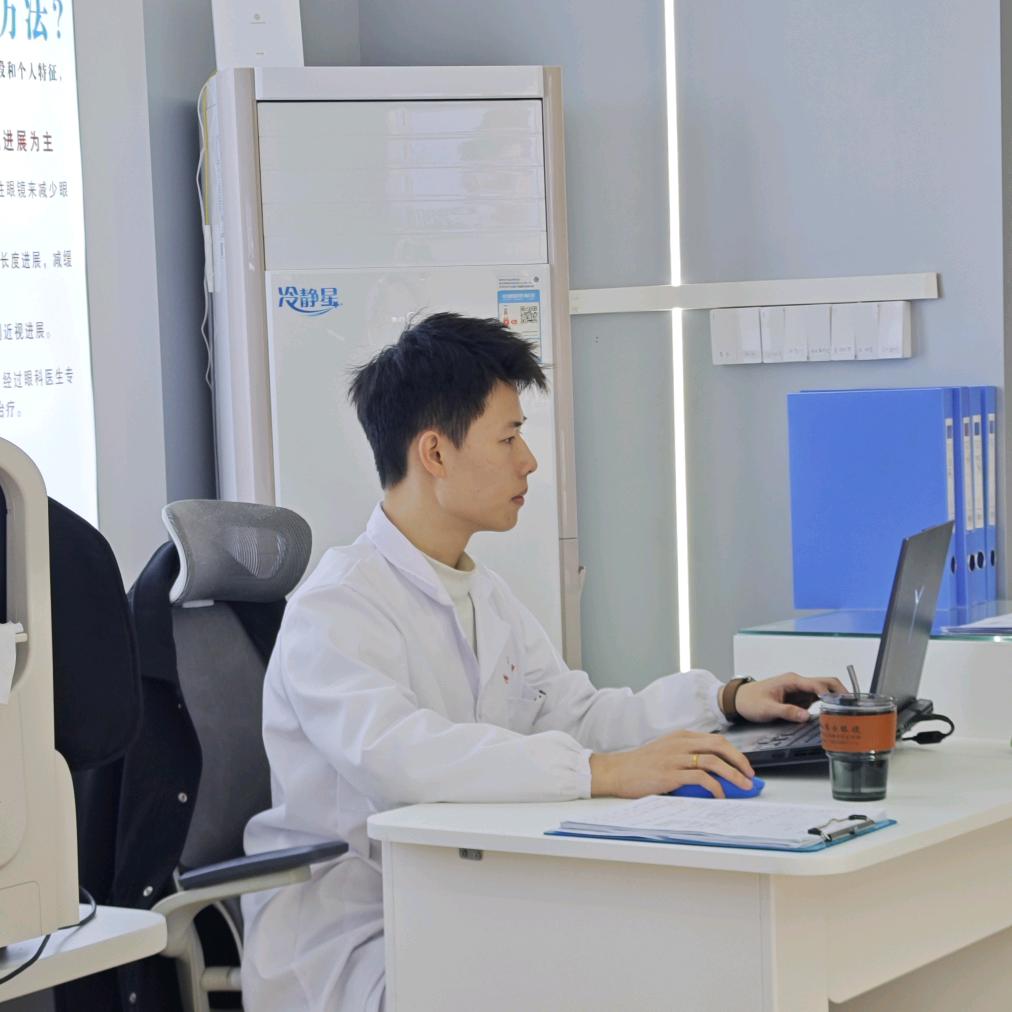 罗甸博士眼镜小李☞民中正对面