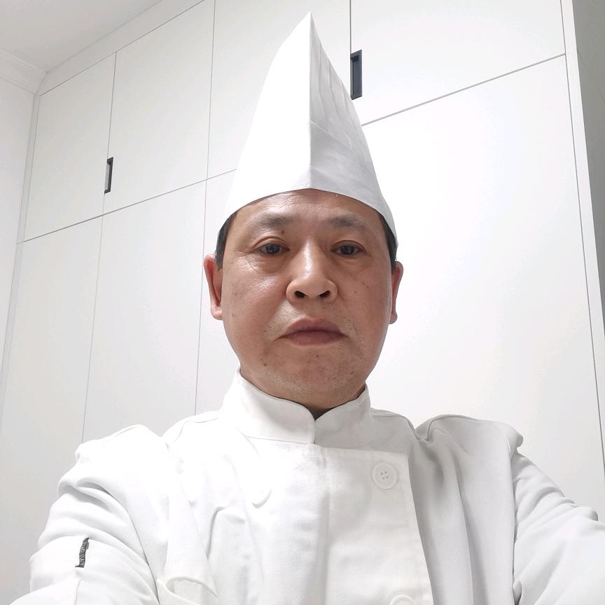 夏义忠，酒店厨师长，现做农村及社区宴席，