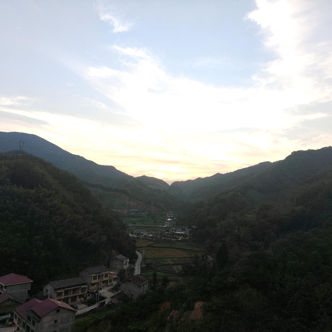 太阳下浮动的标点