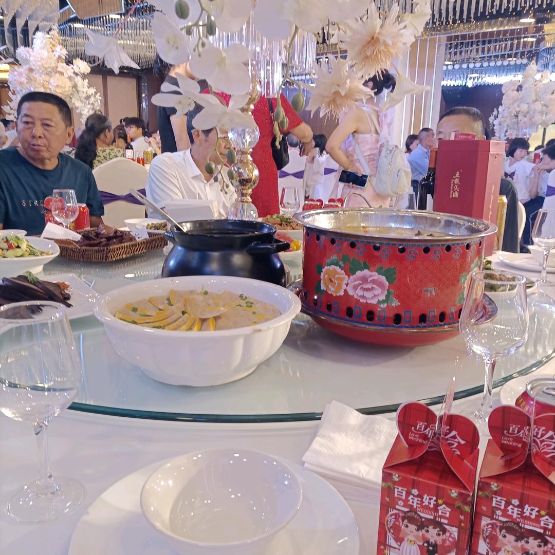 什么都不缺。缺钱缺老婆。