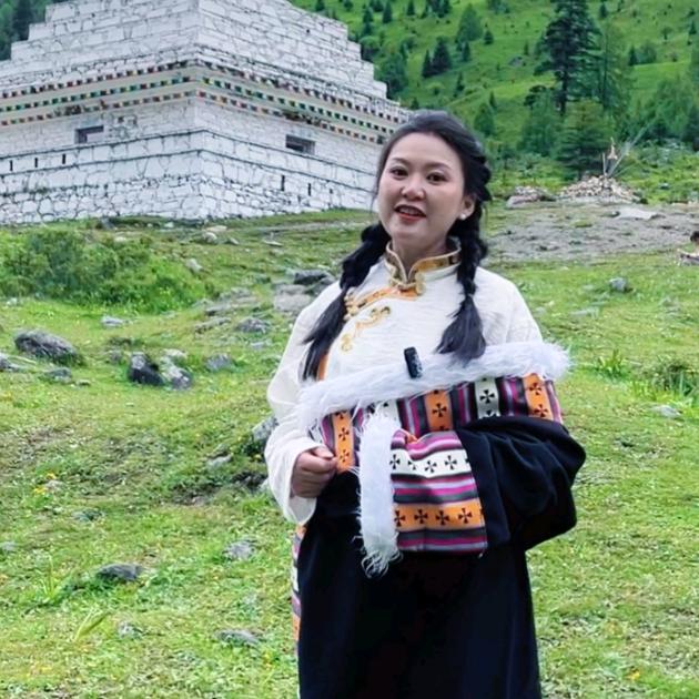 四姑娘山峦栖民宿餐饮-老板娘