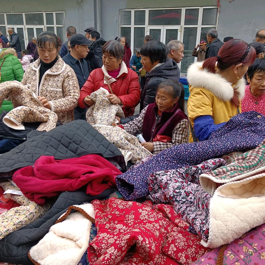 摆地摊的眼镜哥