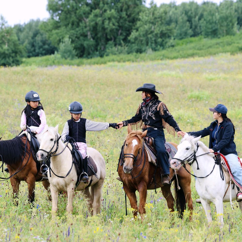 乌兰布统野骑营地老板娘
