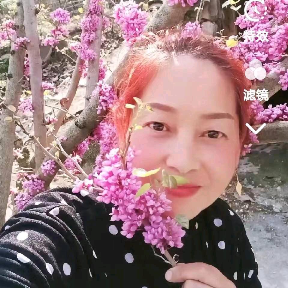 鸭江宏杨龙鼓艺术团郑姐