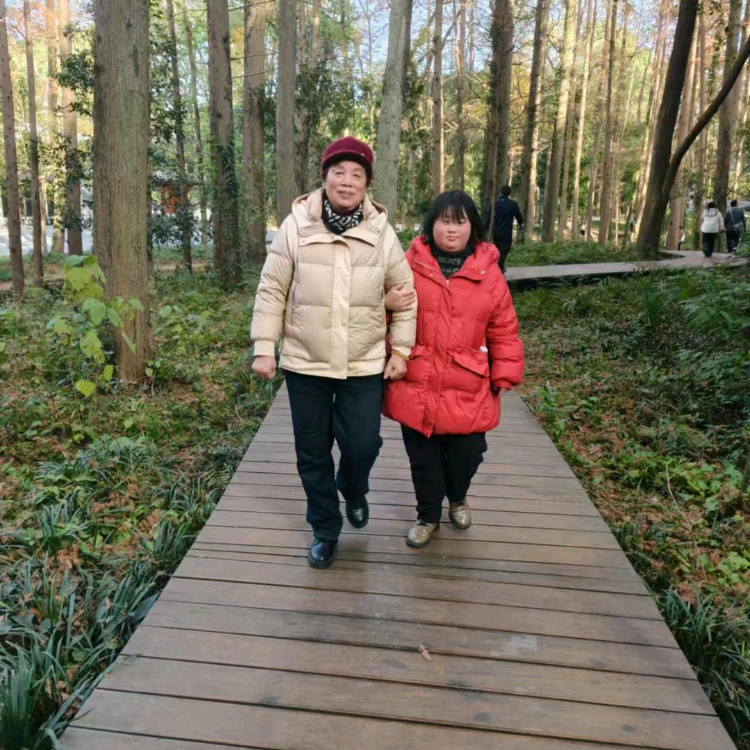 怡乐乐