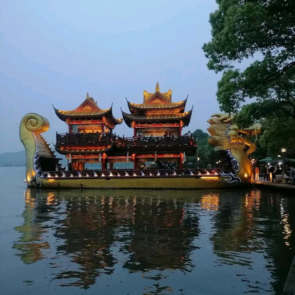 梧高凤必至 花香蝶自来