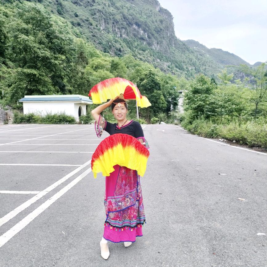芳姐跳舞唱歌小号》