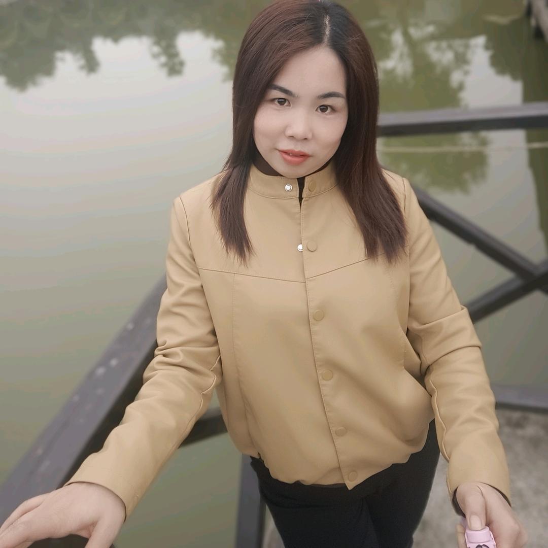 江畔何人初见月