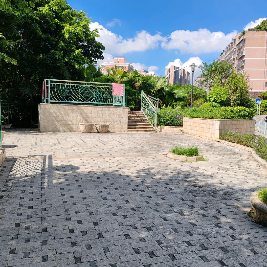 （深）坭岗广场