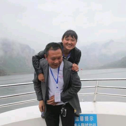 露天KTV出租，外墙喷砂，安装艺术罗马柱