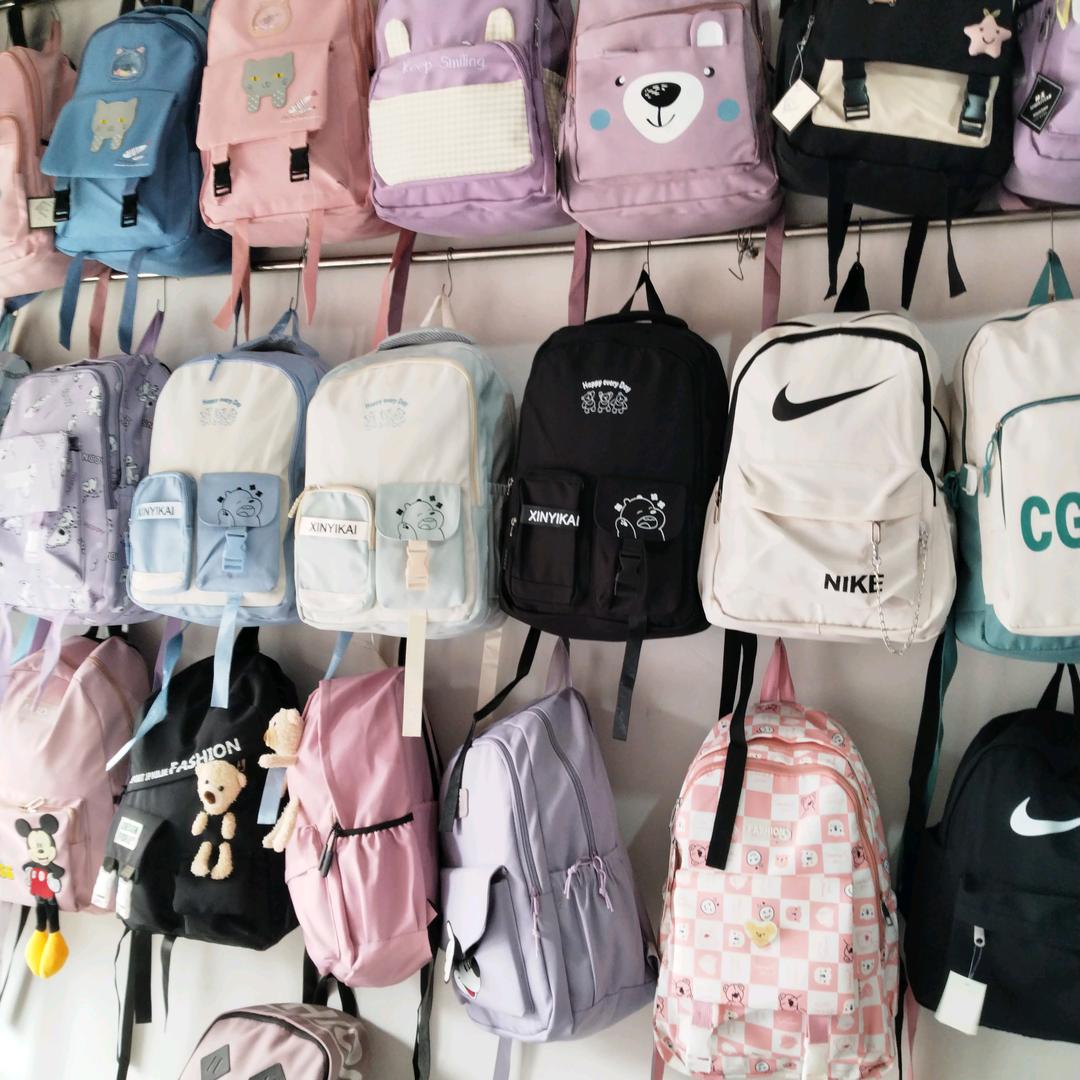 黄岗红绿灯路东黄腾箱包