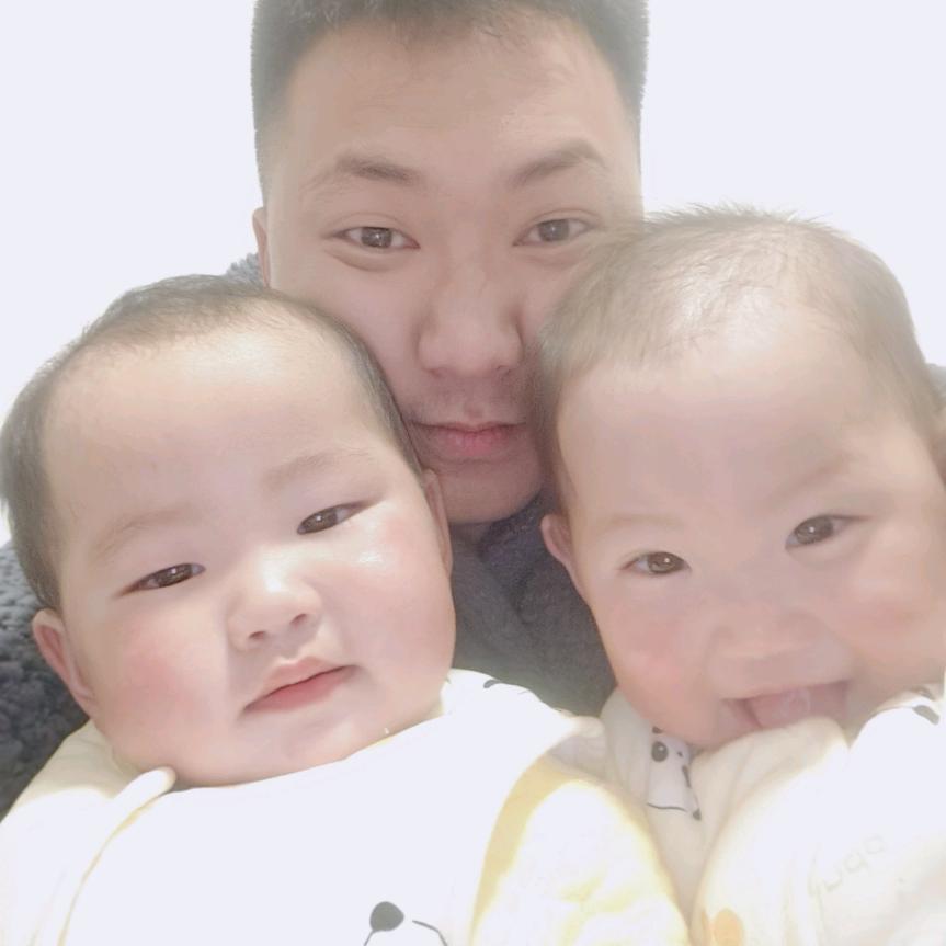 搬石头的小伙砸