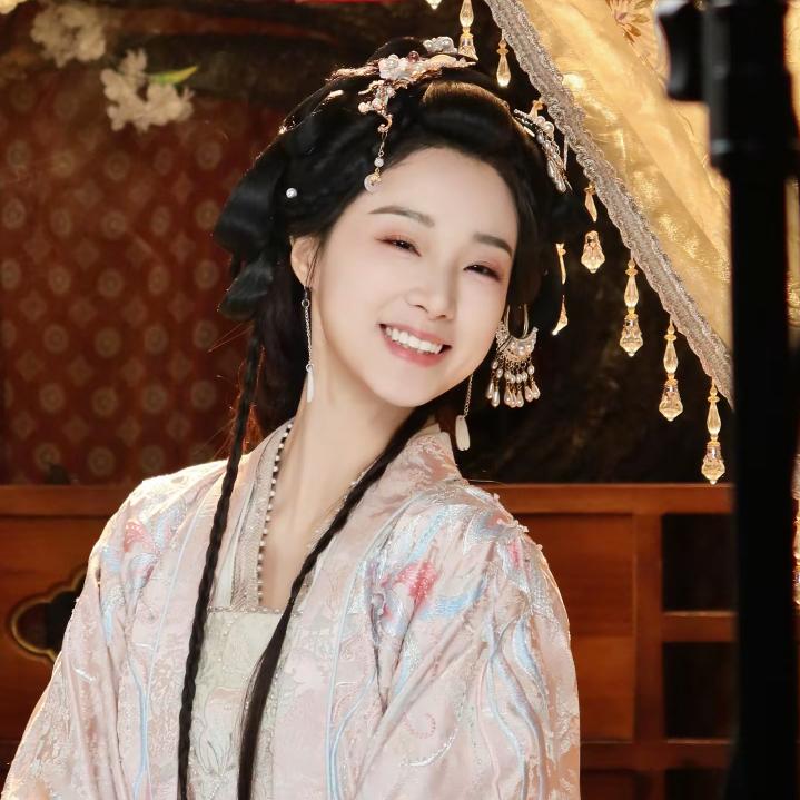 小菠萝的迷妹❤️✨✨✨