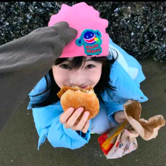 童童.