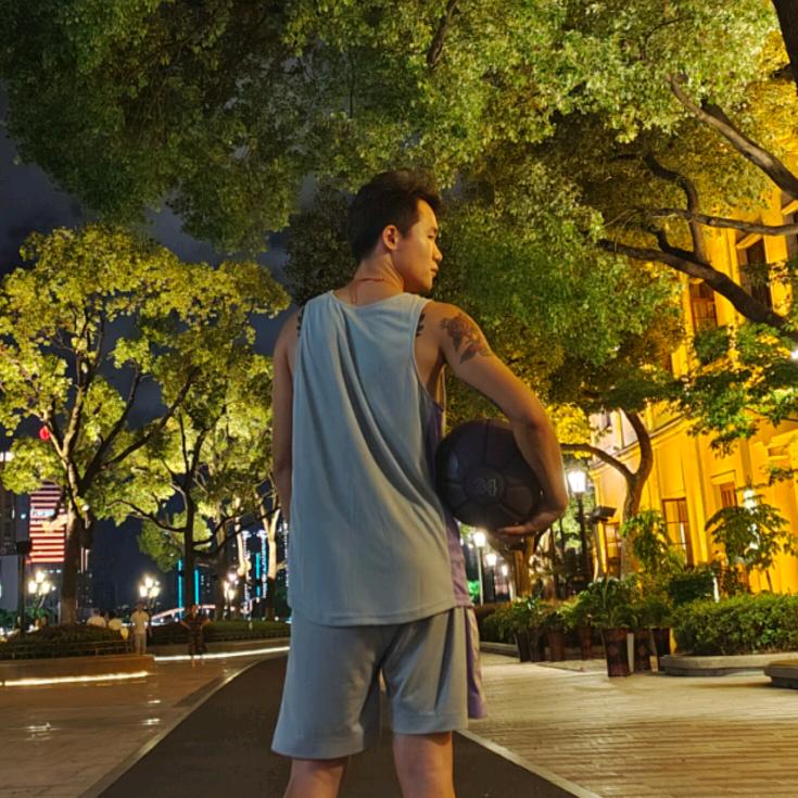 爱篮球的白先生