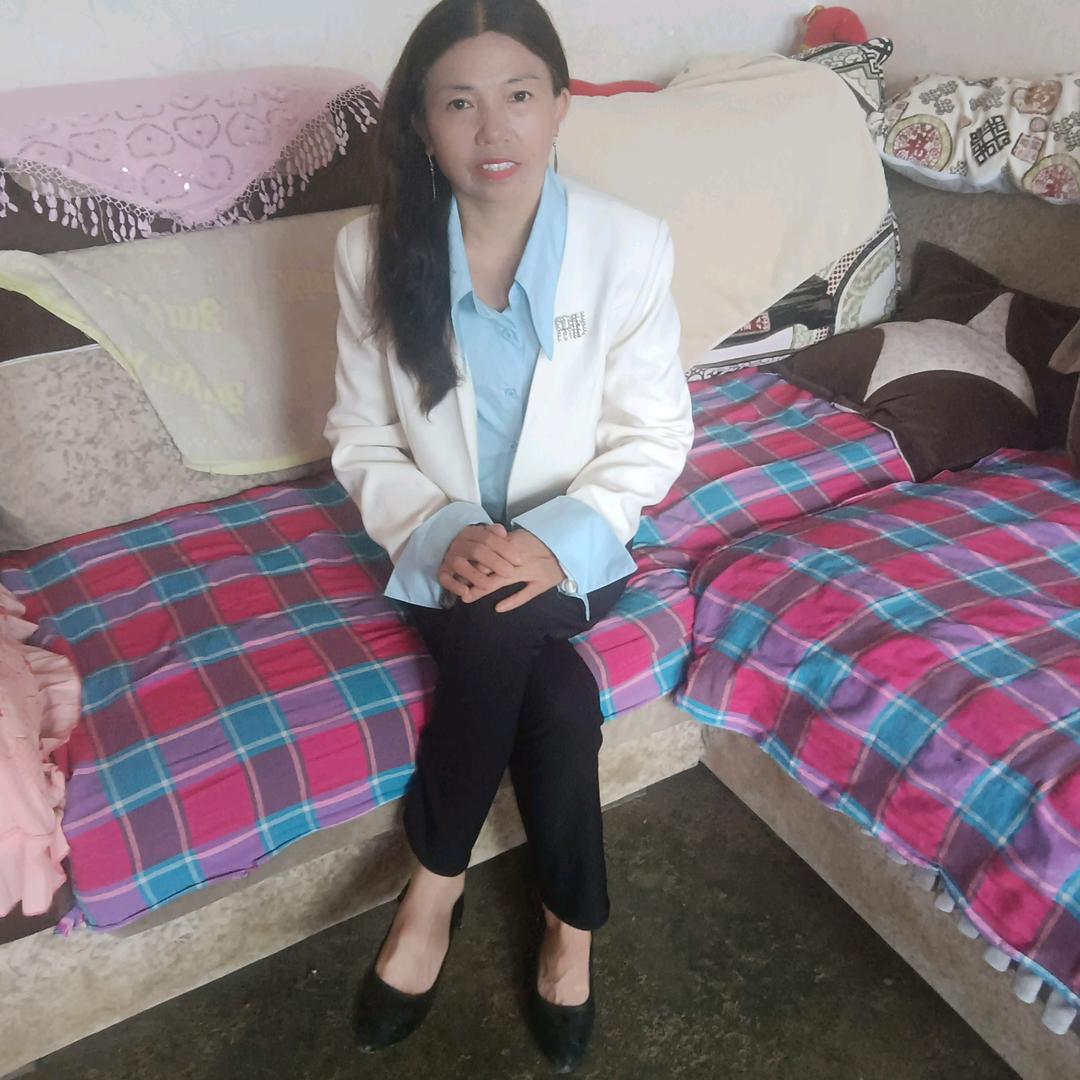 不像在忍痛郑