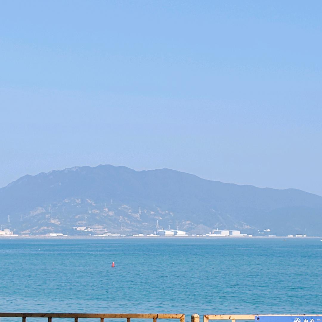 对方正在长头发