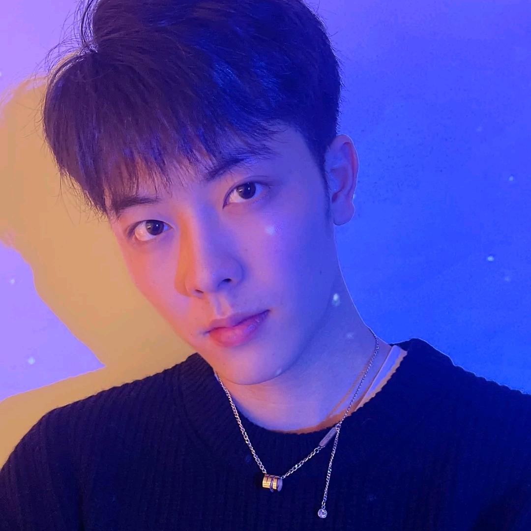 雕刻人像雕的帅小伙