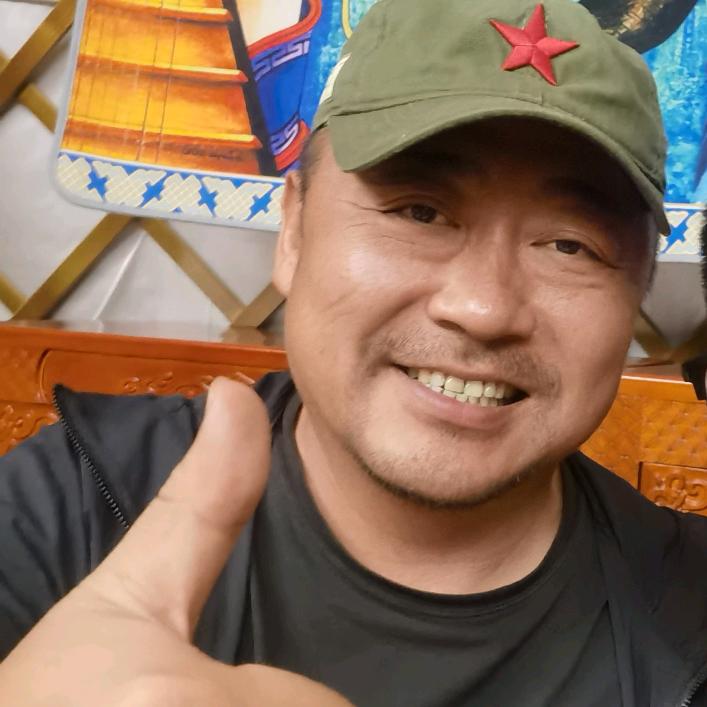 老马在草原的橱窗