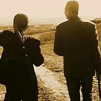 横盖被子显得高