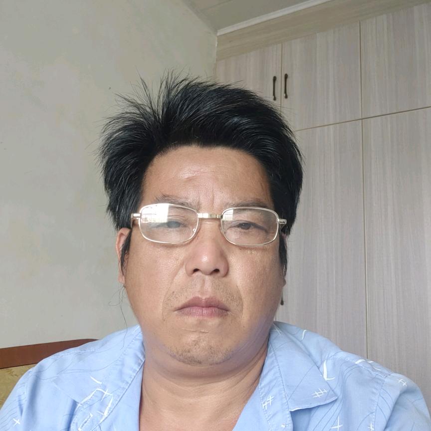 笑着对人