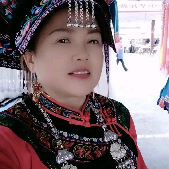 王友芬布依族服装店