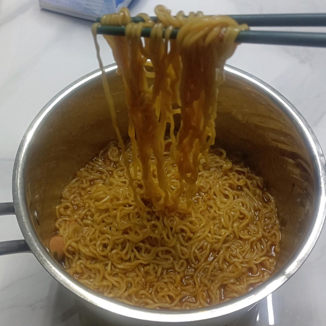 嗦泡面