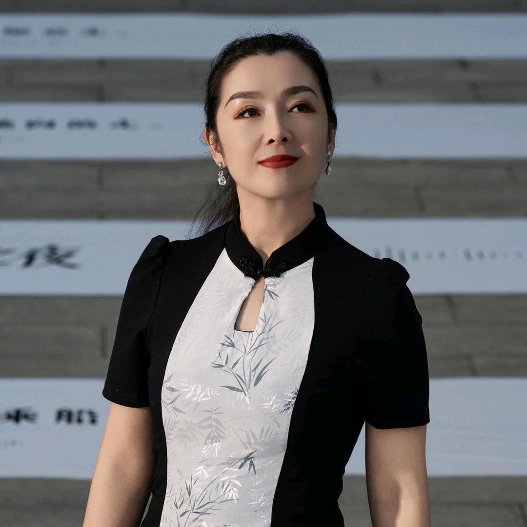 主持人叶文