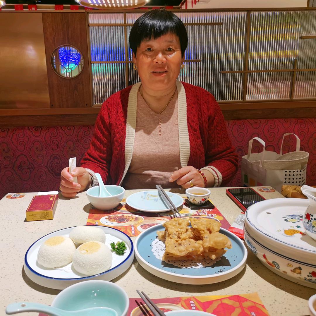 梁金荣