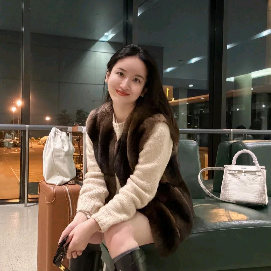 贵姐Nicole品质女装log