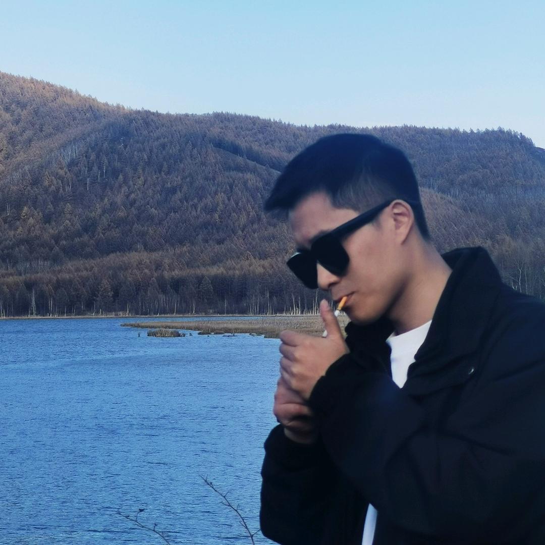 摩 西