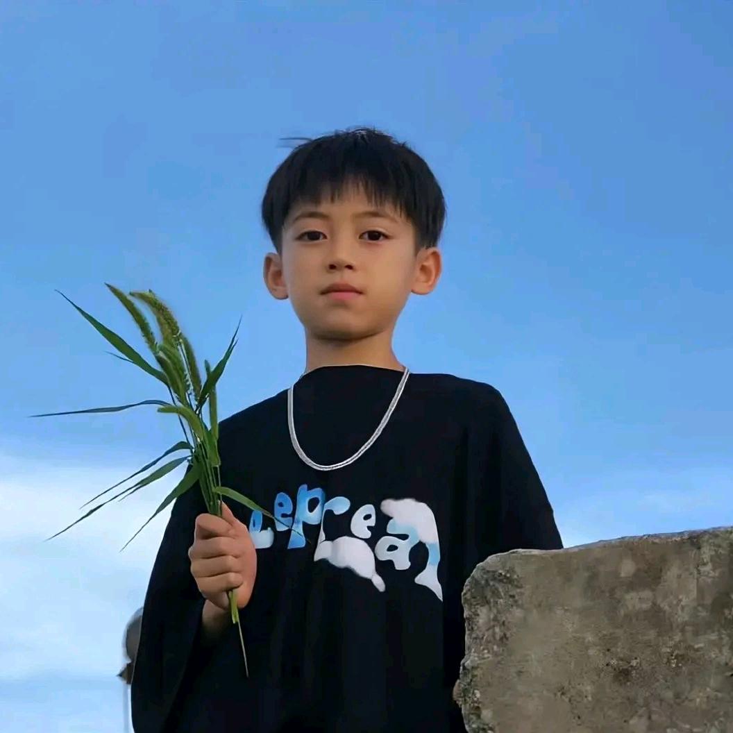 李言奚『为娃娃捧月』