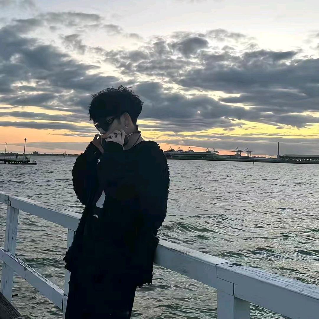 白衬衫的小可爱