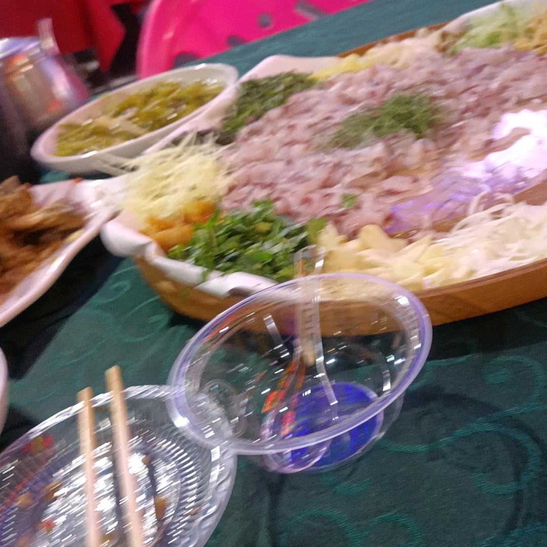 双木林中永昼的日光