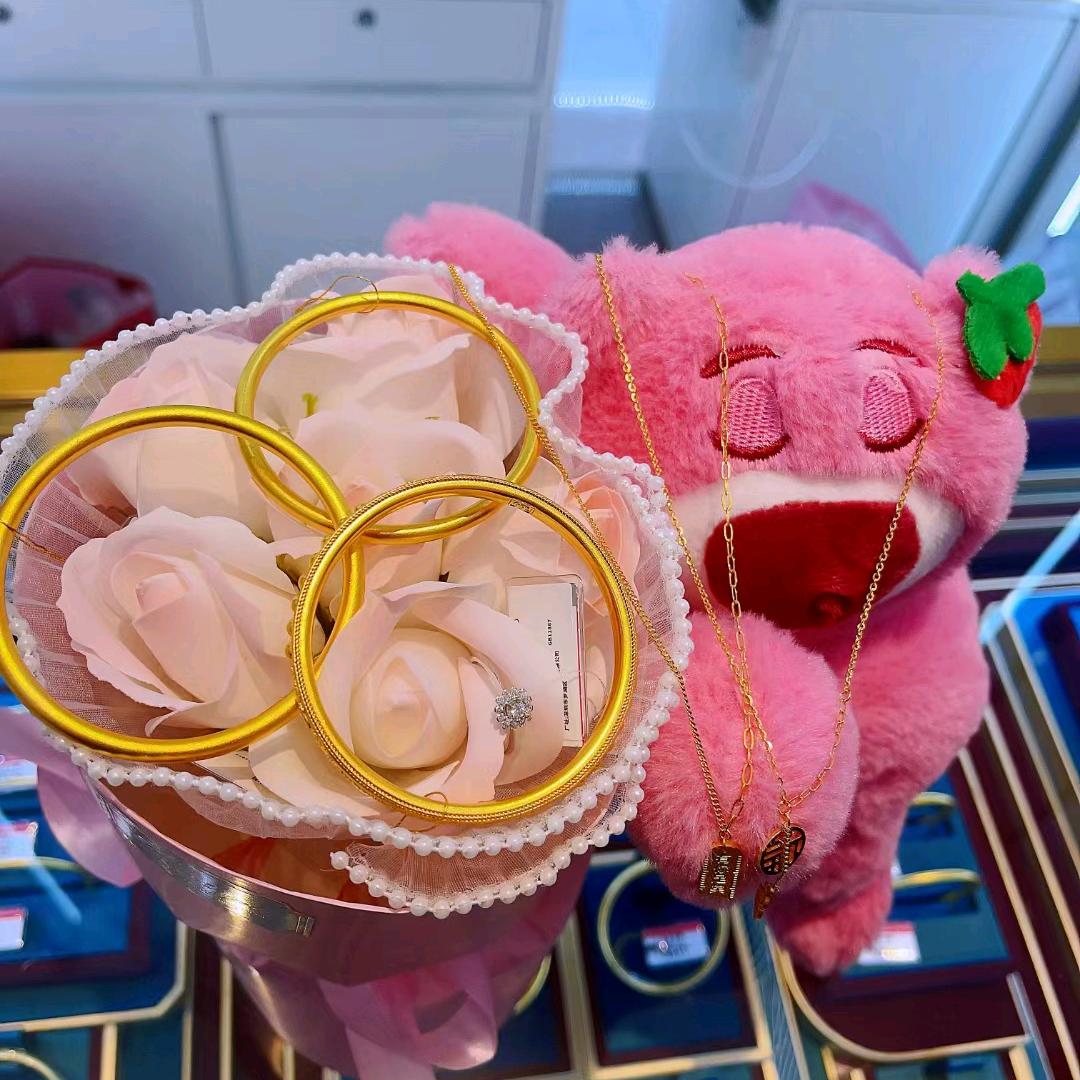 卖珠宝的小姐姐