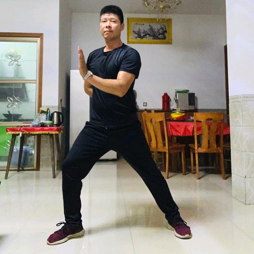 会耍双节棍滴赤脚厨子