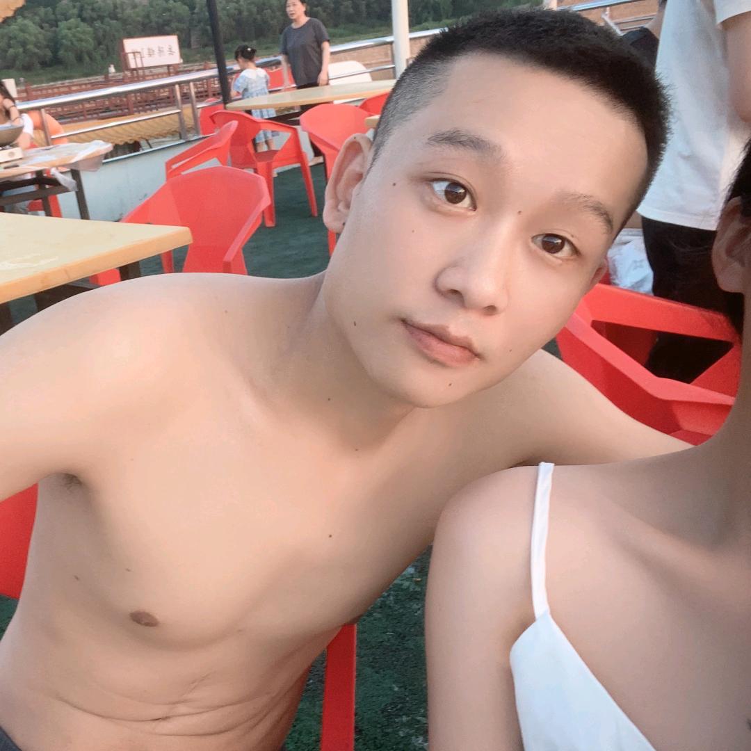 该修草坪了