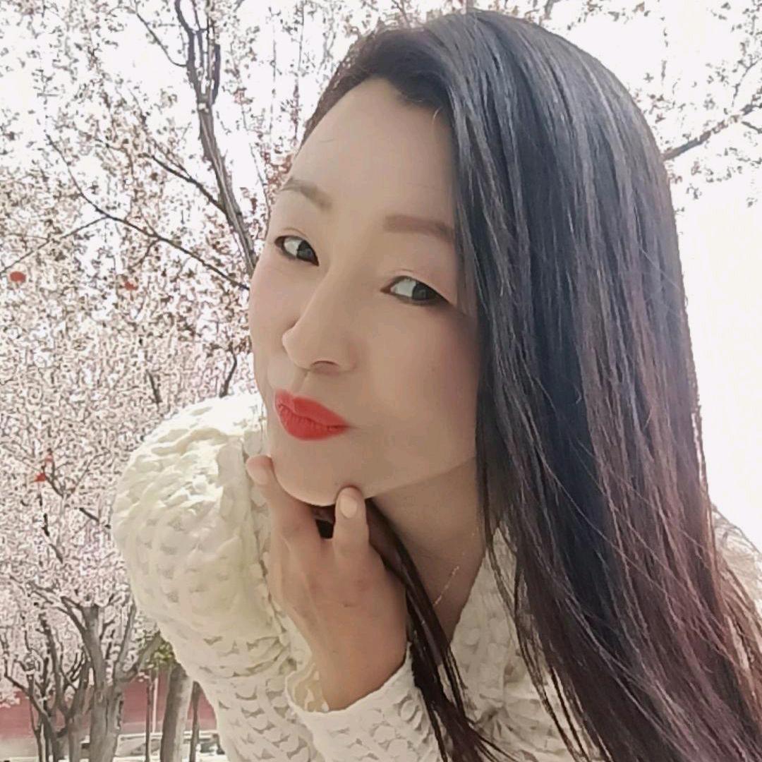 站在原地微笑