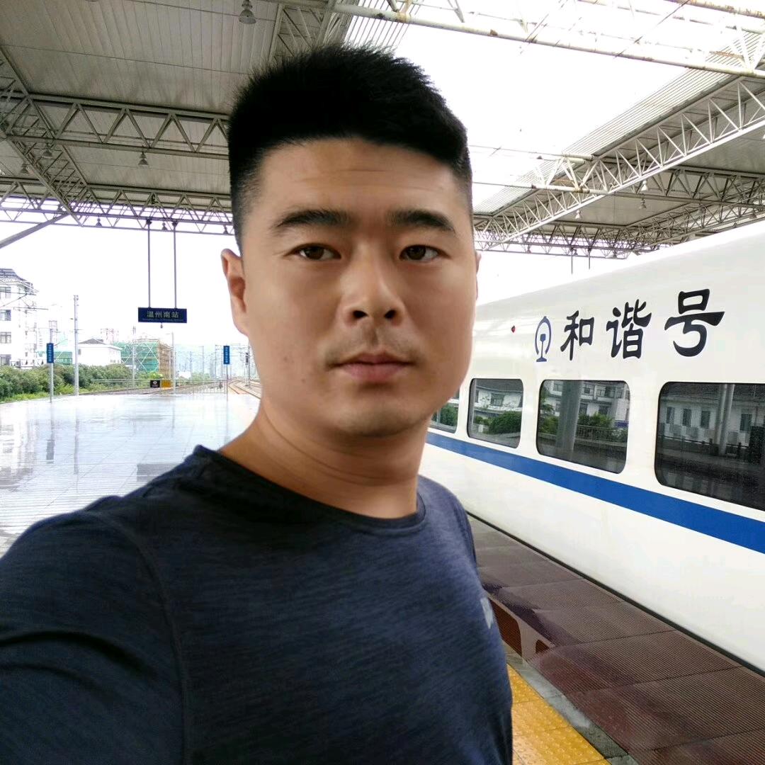微型挖掘机小何