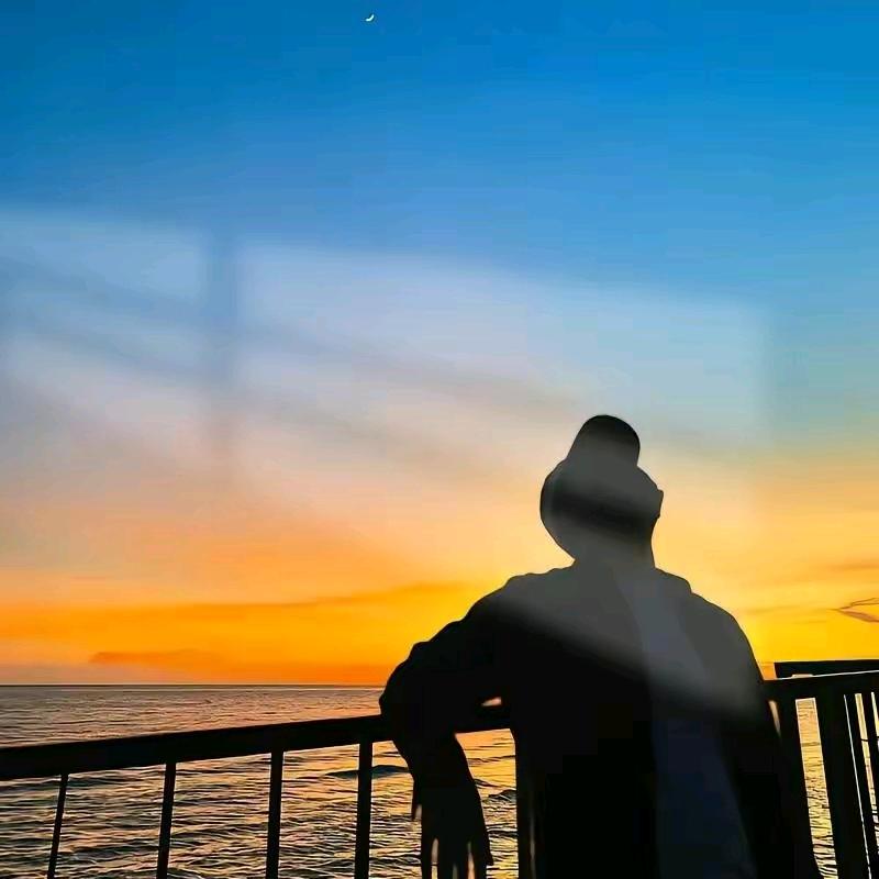 穿校服的坏叔叔