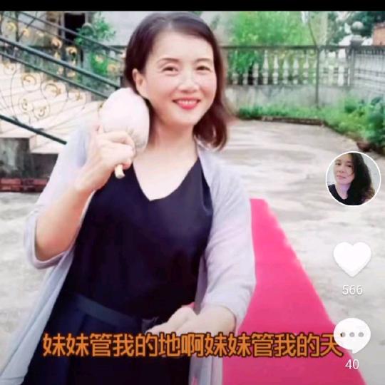 爱臭美的奶奶