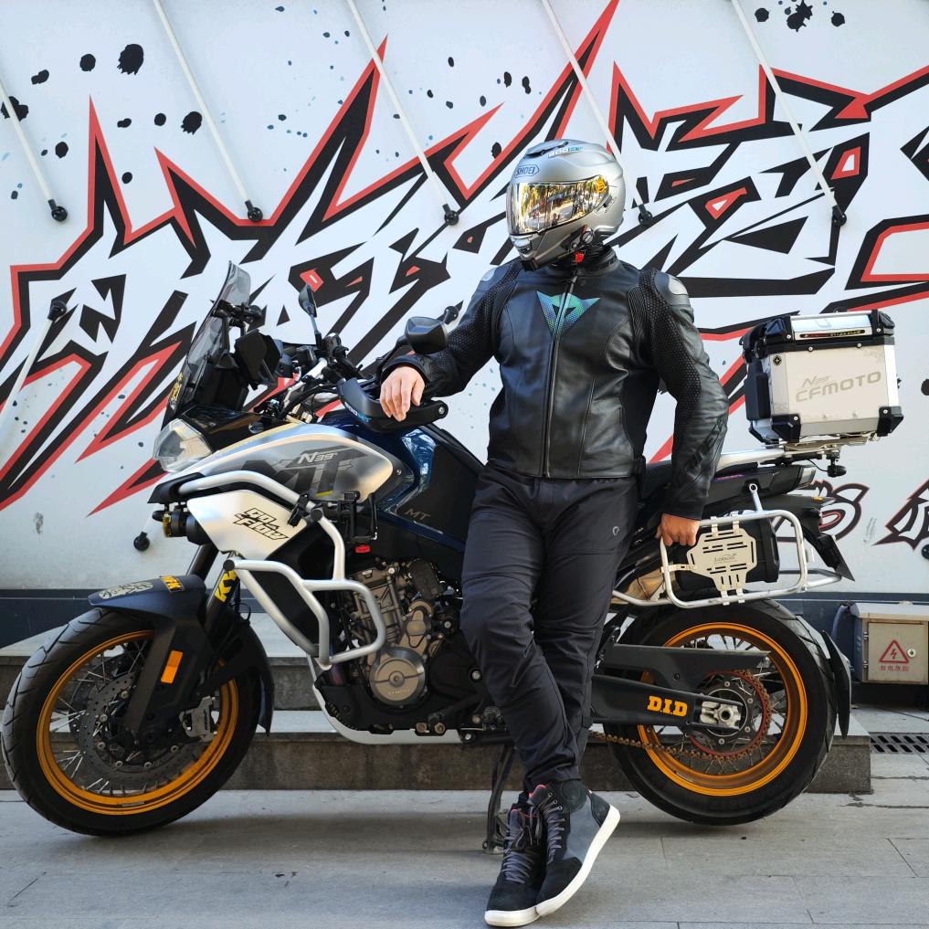 骑着摩托去撸铁的月半