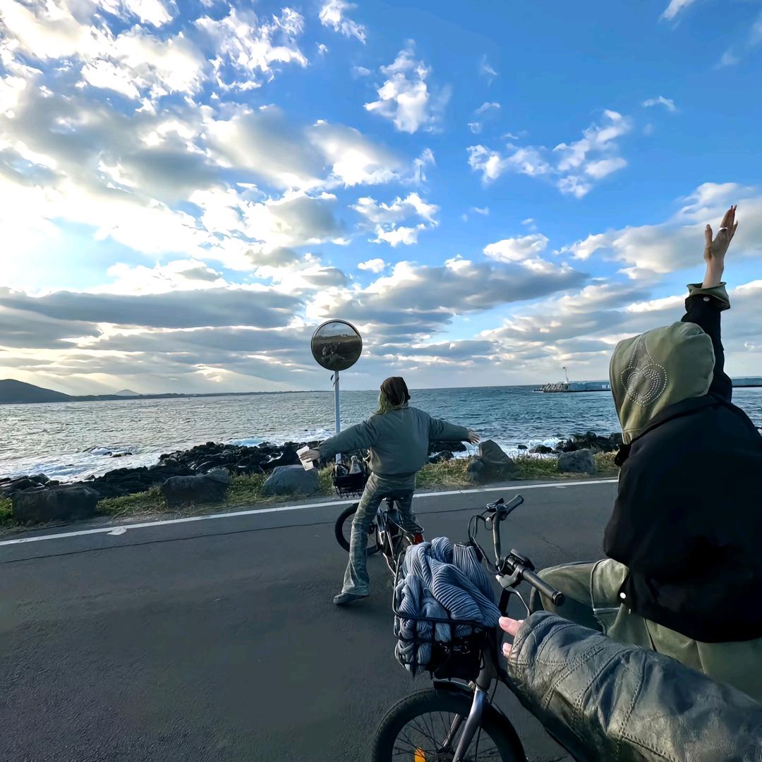 本来讨厌下雨的天空  直到听见有人说爱我