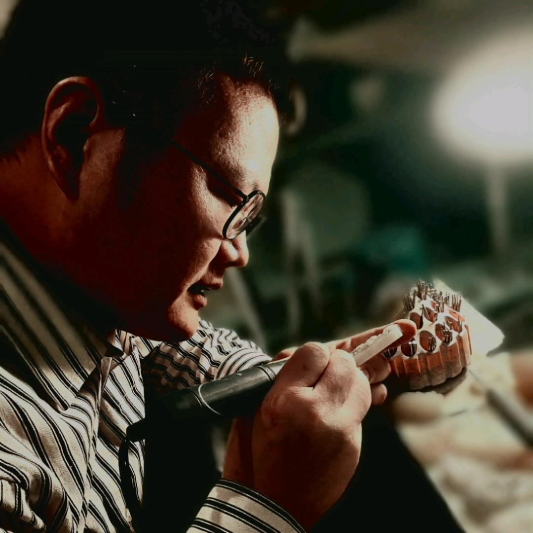 雕系青年小曹