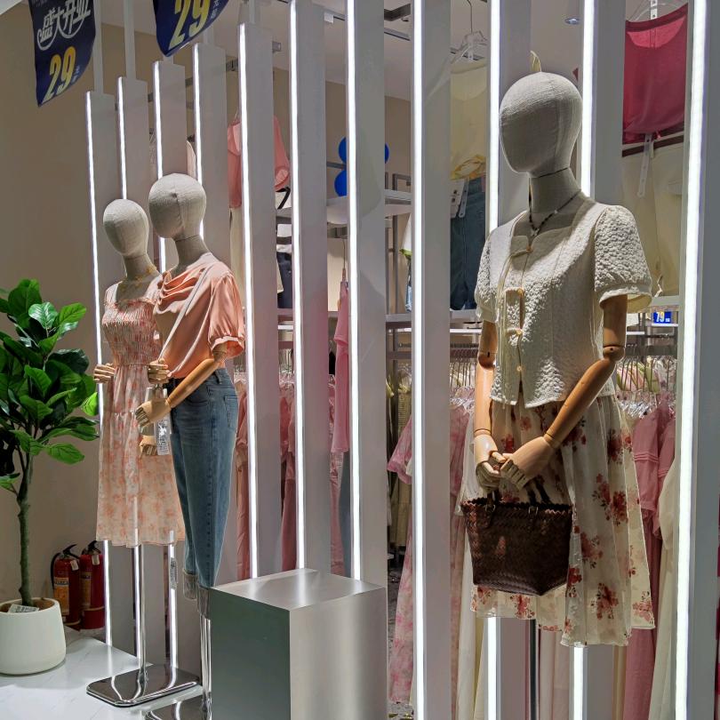 新阳北大路口菲林佩姿服装工厂店